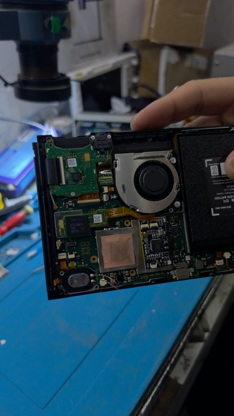 Placa de console na bancada da assistência
