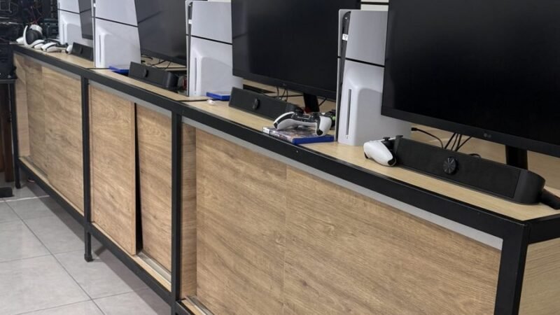 Estações da Arena Wil Games com PS5 e monitores