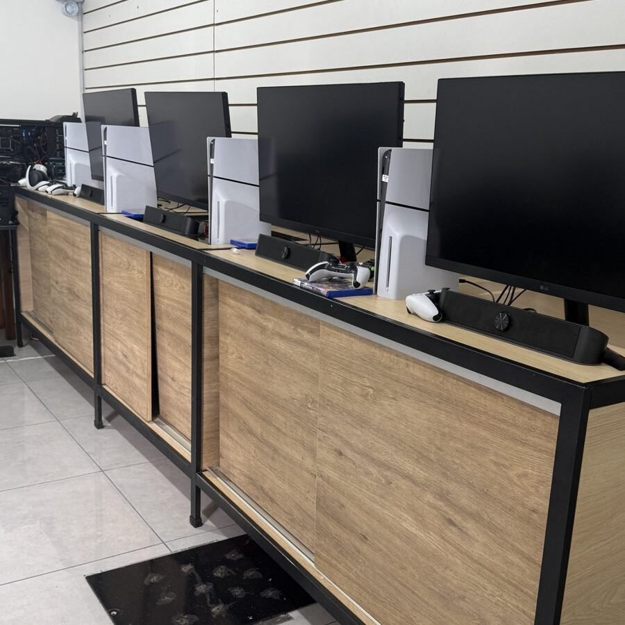 Estações da Arena Wil Games com PS5 e monitores