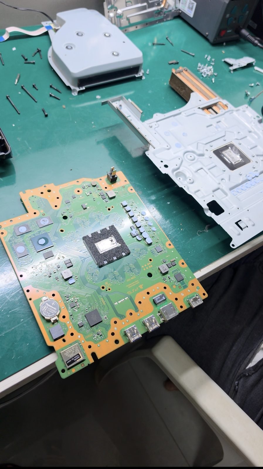 Placa de PS5 aberto na bancada