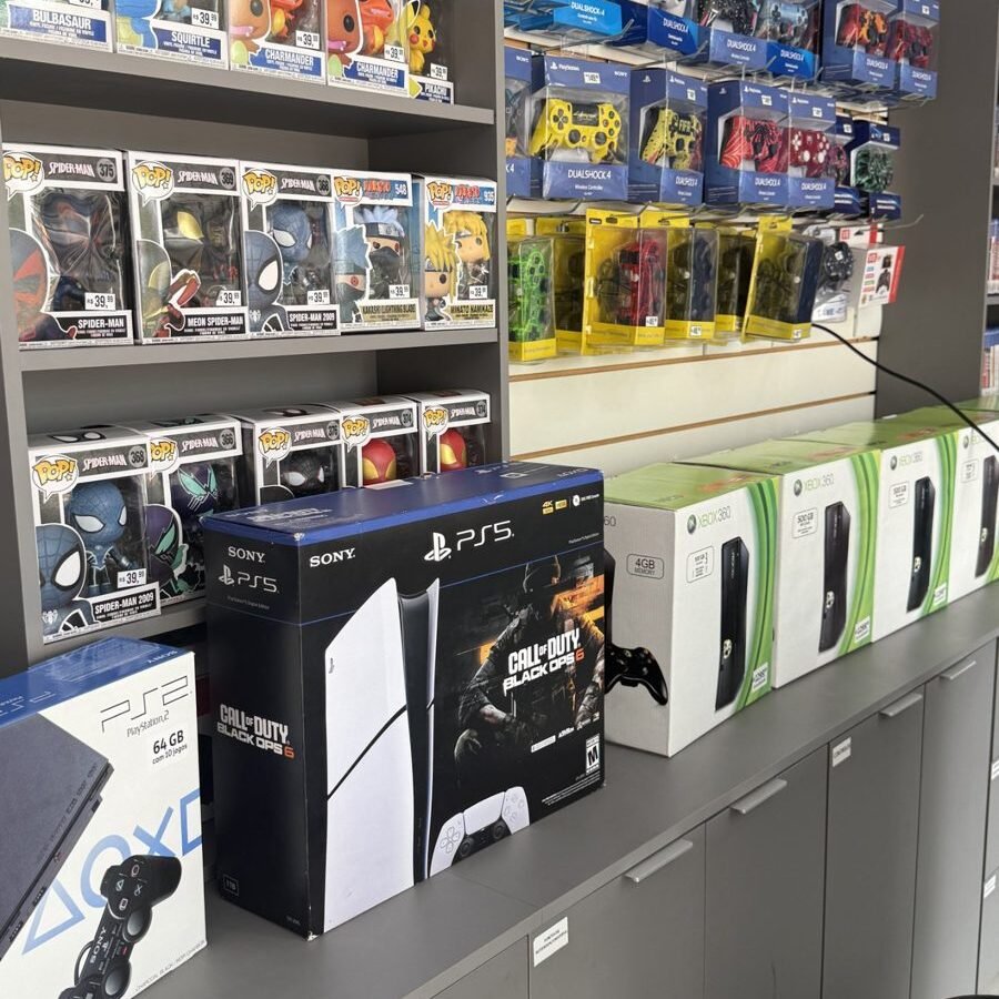 PS5, PS2 e Xbox 360 no balcão da Wil Games