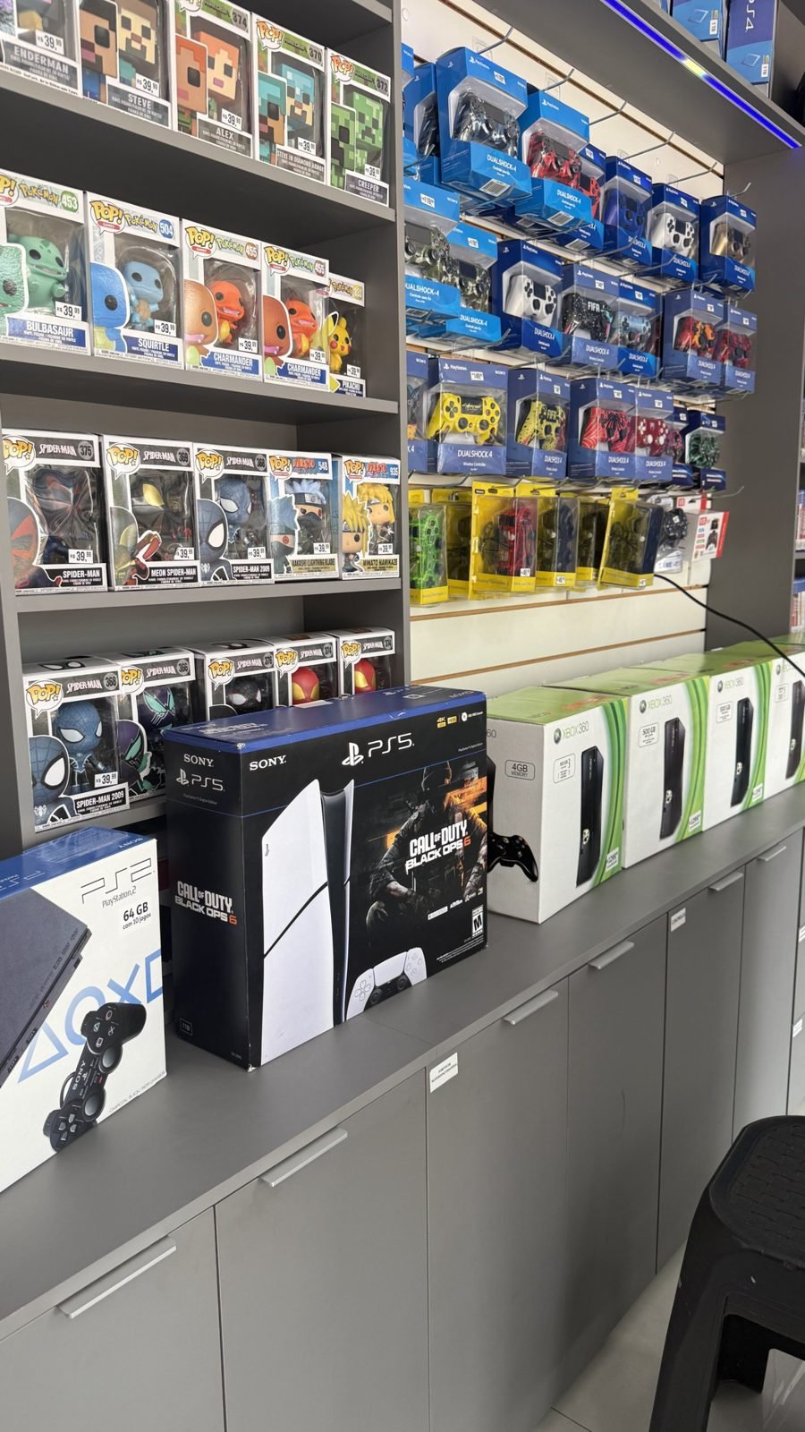 Consoles no balcão da Wil Games